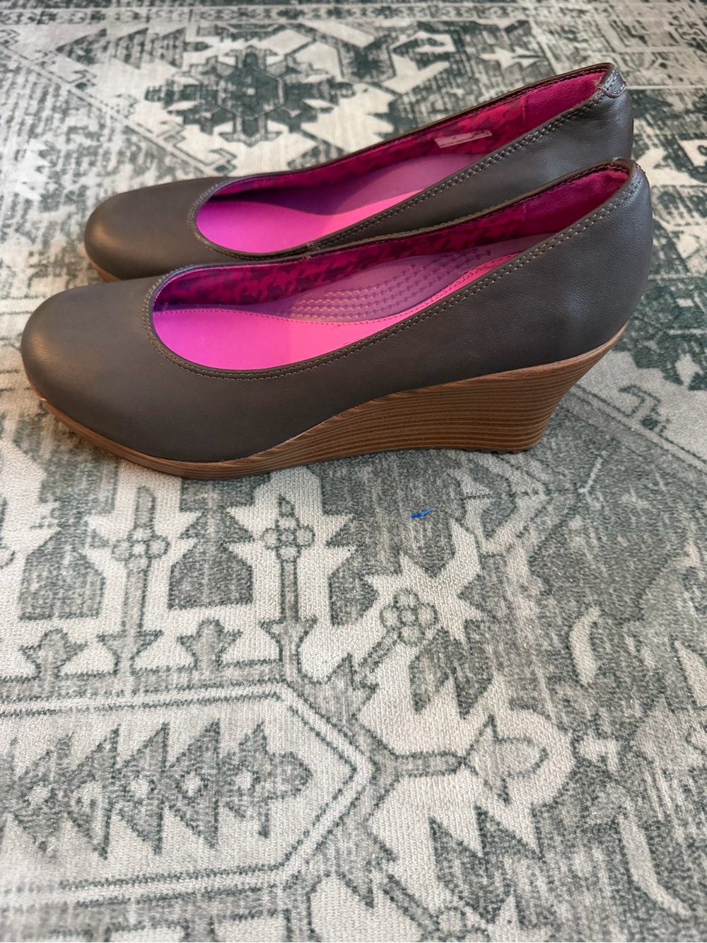 Crocs A-Leigh closed-toe wedge shoes brown size 9